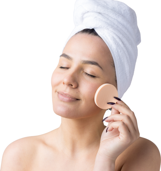 Kafasında beyaz havluyla güzel bir kadın portresi ve pembe bir kalbe bakan bir vücut için sünger. Cilt temizleme eko organik kozmetik rahatlama konsepti.