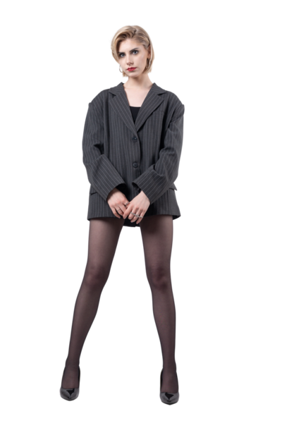 Takım elbiseli, uzun bacaklı iş kadını stüdyoda..