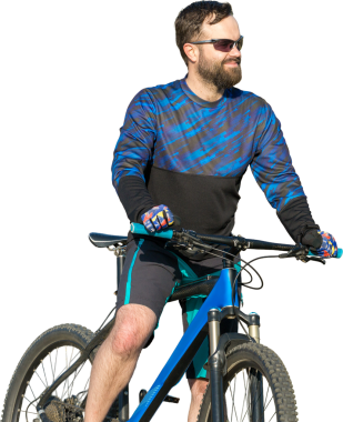 Pantolon ve yün ceketli bisikletçi modern karbon donanımlı bir motorsikletle off-road 'a biniyor..