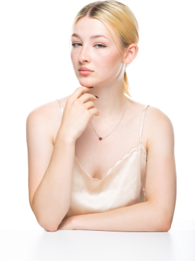 Altın kapaklı çilli genç sarışın bir kız. Stüdyoda beyaz arka planda bir kadının güzel portresi..