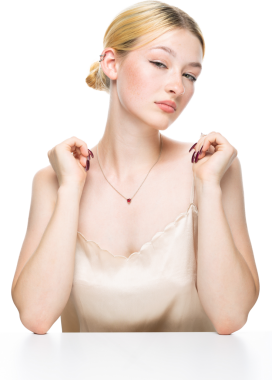 Altın kapaklı çilli genç sarışın bir kız. Stüdyoda beyaz arka planda bir kadının güzel portresi..