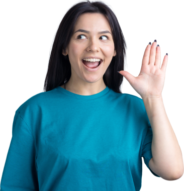 Gülümseyen kadın elini sallar gibi kaldırdı..