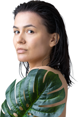 Doğal yeşil palmiye yaprağı portresi olan bir kadın. Moda, güzellik, makyaj, kozmetik.