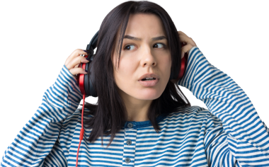 Çizgili yelek giymiş genç bir kız stüdyoda kırmızı kulaklıkla müzik dinliyor ve dans ediyor..