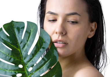 Doğal yeşil palmiye yaprağı portresi olan bir kadın. Moda, güzellik, makyaj, kozmetik.