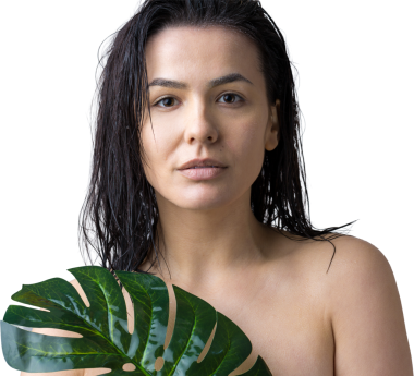 Doğal yeşil palmiye yaprağı portresi olan bir kadın. Moda, güzellik, makyaj, kozmetik.