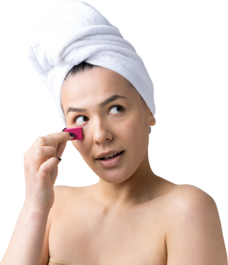 Kafasında beyaz havluyla güzel bir kadın portresi ve pembe bir kalbe bakan bir vücut için sünger. Cilt temizleme eko organik kozmetik rahatlama konsepti.