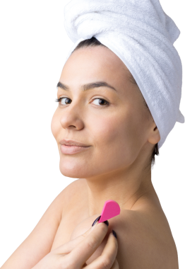 Kafasında beyaz havluyla güzel bir kadın portresi ve pembe bir kalbe bakan bir vücut için sünger. Cilt temizleme eko organik kozmetik rahatlama konsepti.