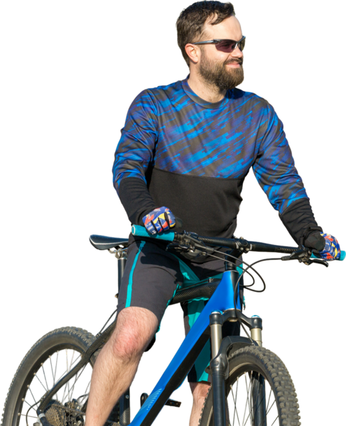 Pantolon ve yün ceketli bisikletçi modern karbon donanımlı bir motorsikletle off-road 'a biniyor..