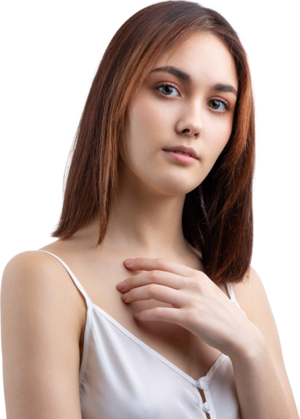 Temiz ciltli, doğal makyajlı ve gri arka planda beyaz dişli güzel bir kadın.