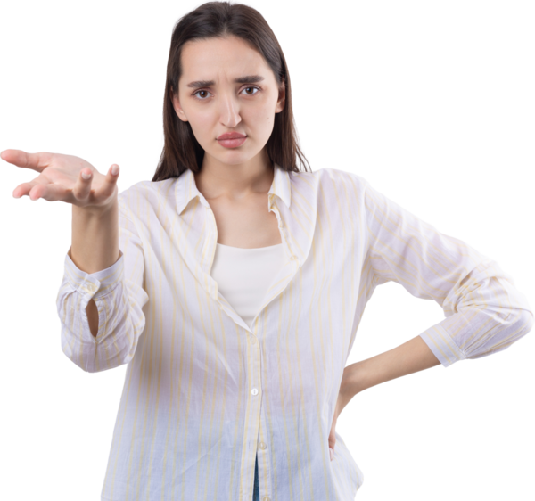 Beyaz arka planda duran şaşırmış yüz ifadesi olan genç ve güzel bir kadın..