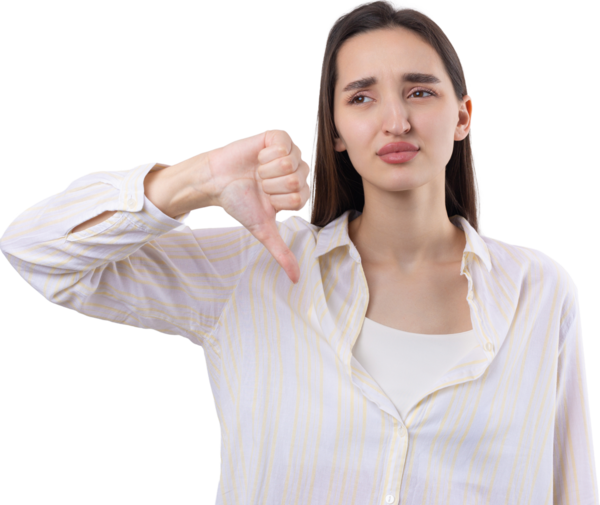 Mavi kolsuz tişörtlü genç bir esmer, olumsuz bir ifadeyle başparmak hareketi yapıyor.