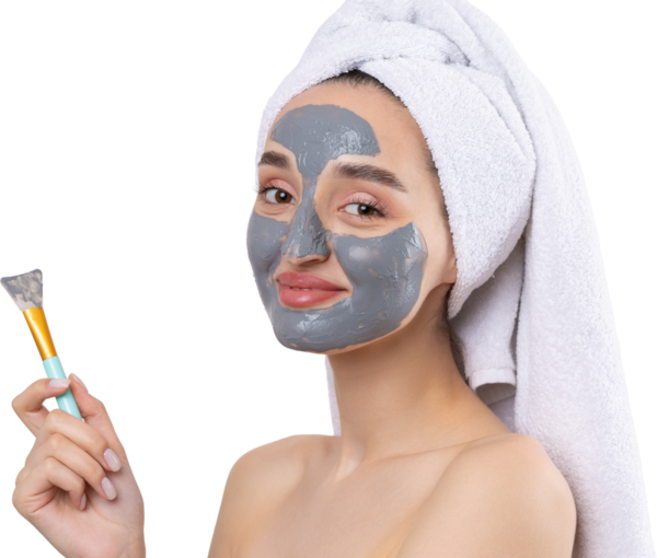 Kafasında beyaz bir havluyla beyaz arka planda gri bir kozmetik maskesi olan bir kadın..