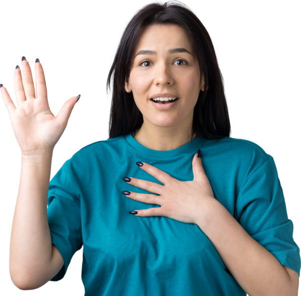 Gri arka planda duran şaşırmış yüz ifadesiyle genç ve güzel bir kadın..