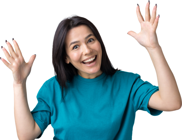 Gri arka planda duran şaşırmış yüz ifadesiyle genç ve güzel bir kadın..