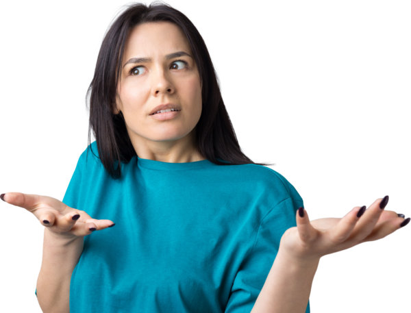 Gri arka planda duran şaşırmış yüz ifadesiyle genç ve güzel bir kadın..