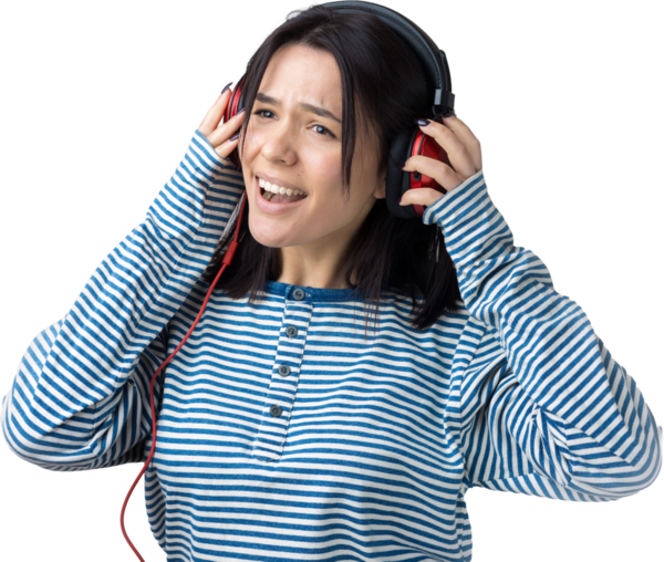 Çizgili yelek giymiş genç bir kız stüdyoda kırmızı kulaklıkla müzik dinliyor ve dans ediyor..