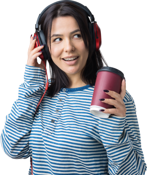 Çizgili yelek giymiş genç bir kız stüdyoda kırmızı kulaklıkla müzik dinliyor ve dans ediyor..