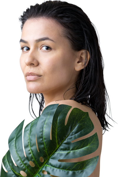 Doğal yeşil palmiye yaprağı portresi olan bir kadın. Moda, güzellik, makyaj, kozmetik.