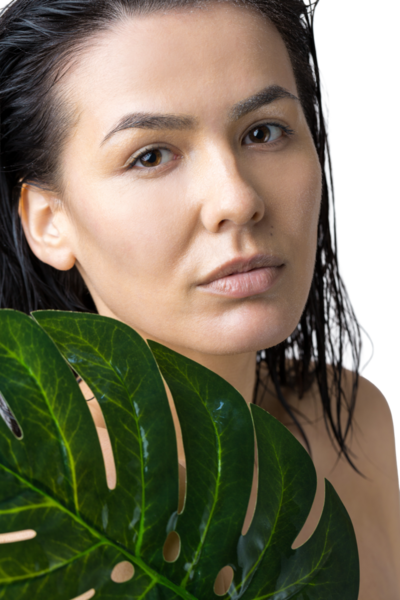 Doğal yeşil palmiye yaprağı portresi olan bir kadın. Moda, güzellik, makyaj, kozmetik.