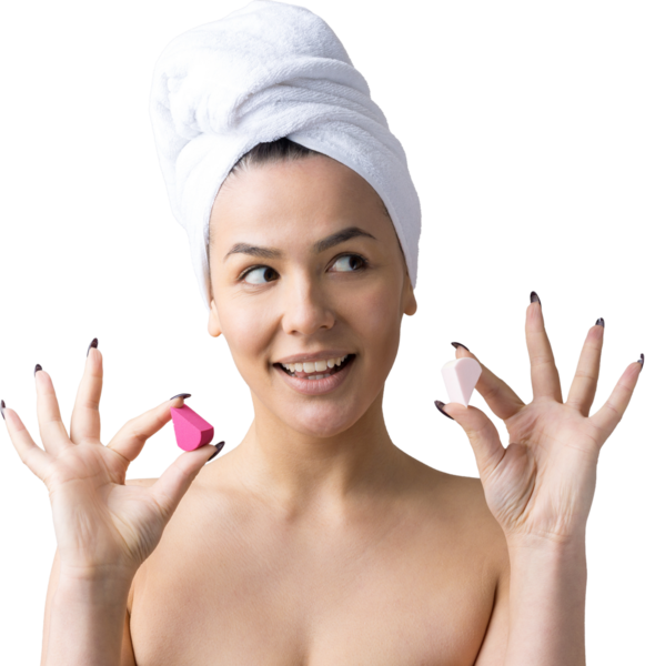 Kafasında beyaz havluyla güzel bir kadın portresi ve pembe bir kalbe bakan bir vücut için sünger. Cilt temizleme eko organik kozmetik rahatlama konsepti.