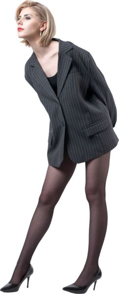 Takım elbiseli, uzun bacaklı iş kadını stüdyoda..