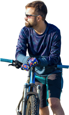 Şortlu ve formalı bisikletçi, modern karbon kuyruklu motorsikletli. Uçurumun kenarında, yeşil bahar ormanlarının arka planında duran bir hava süspansiyon çatalı var.