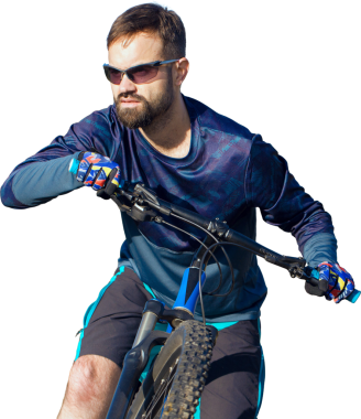 Şortlu ve formalı bisikletçi, modern karbon kuyruklu motorsikletli. Uçurumun kenarında, yeşil bahar ormanlarının arka planında duran bir hava süspansiyon çatalı var.