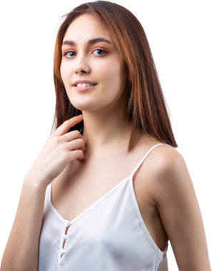 Temiz ciltli, doğal makyajlı ve gri arka planda beyaz dişli güzel bir kadın.