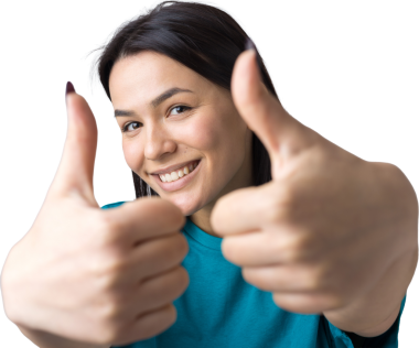 Mavi tişörtlü mutlu, beyaz bir kadın baş parmak işareti yapıyor ve gülümsüyor. İyi iş ve saygı..