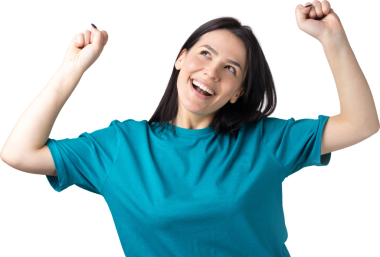 Çekici bağırışların yakın portresi. Genç yaşta yumruklarıyla gülümsüyor. Gri arka planda izole kot gömlek giyen kız arkadaşı.