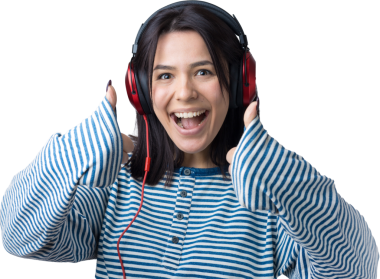 Çizgili yelek giymiş genç bir kız stüdyoda kırmızı kulaklıkla müzik dinliyor ve dans ediyor..