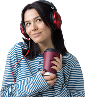 Çizgili yelek giymiş genç bir kız stüdyoda kırmızı kulaklıkla müzik dinliyor ve dans ediyor..