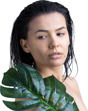 Doğal yeşil palmiye yaprağı portresi olan bir kadın. Moda, güzellik, makyaj, kozmetik.