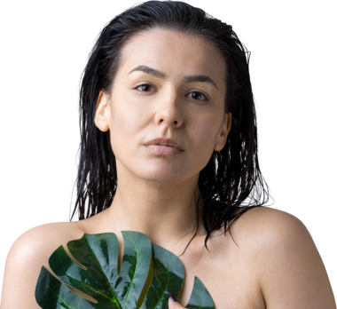 Doğal yeşil palmiye yaprağı portresi olan bir kadın. Moda, güzellik, makyaj, kozmetik.