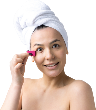 Kafasında beyaz havluyla güzel bir kadın portresi ve pembe bir kalbe bakan bir vücut için sünger. Cilt temizleme eko organik kozmetik rahatlama konsepti.