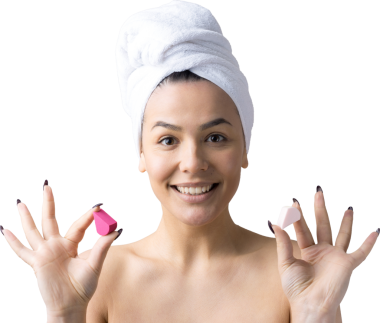 Kafasında beyaz havluyla güzel bir kadın portresi ve pembe bir kalbe bakan bir vücut için sünger. Cilt temizleme eko organik kozmetik rahatlama konsepti.