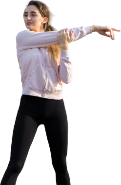 Spor giyimli genç, zayıf, atletik bir kız bir takım egzersizler yapıyor. Yeşil bahar otlak tepelerinin arka planında sağlık ve sağlıklı yaşam tarzı.