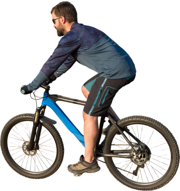 Şortlu ve formalı bisikletçi, modern karbon kuyruklu motorsikletli. Uçurumun kenarında, yeşil bahar ormanlarının arka planında duran bir hava süspansiyon çatalı var.