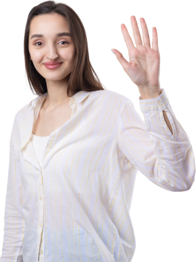 Gülümseyen kadın elini sallar gibi kaldırdı..