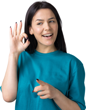 Gülümseyen kız el kol hareketi yapıyor.