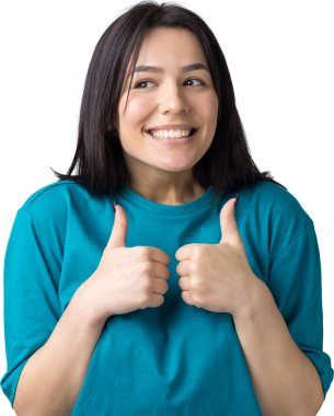 Mavi tişörtlü mutlu, beyaz bir kadın baş parmak işareti yapıyor ve gülümsüyor. İyi iş ve saygı..