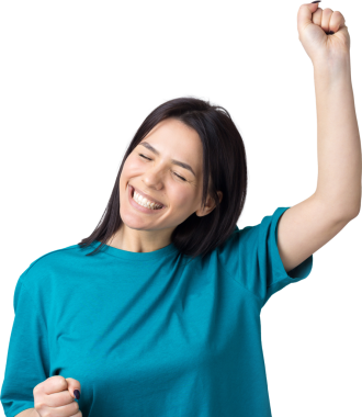 Çekici bağırışların yakın portresi. Genç yaşta yumruklarıyla gülümsüyor. Gri arka planda izole kot gömlek giyen kız arkadaşı.