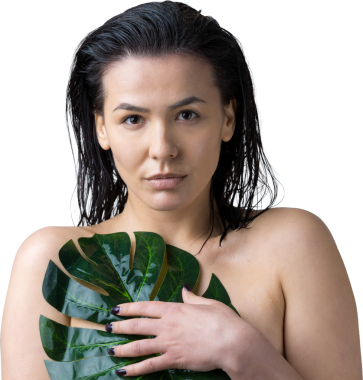 Doğal yeşil palmiye yaprağı portresi olan bir kadın. Moda, güzellik, makyaj, kozmetik.