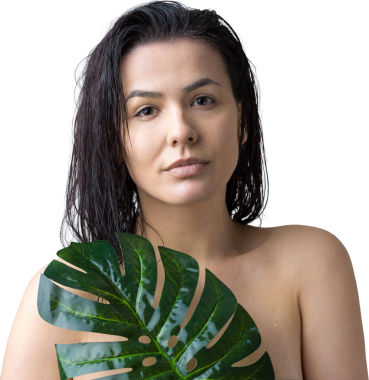 Doğal yeşil palmiye yaprağı portresi olan bir kadın. Moda, güzellik, makyaj, kozmetik.