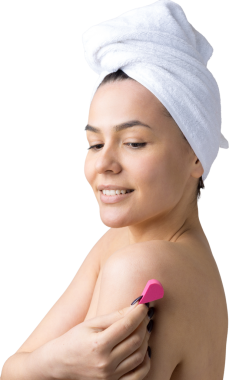 Kafasında beyaz havluyla güzel bir kadın portresi ve pembe bir kalbe bakan bir vücut için sünger. Cilt temizleme eko organik kozmetik rahatlama konsepti.