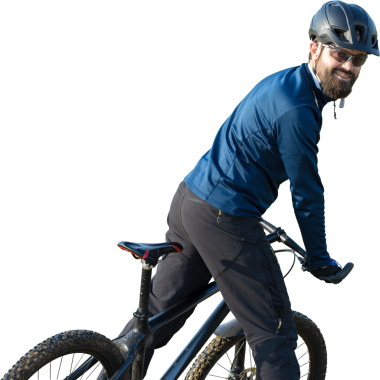 Modern bir karbon motorsiklet üzerinde şortlu ve formalı bisikletçilerle dağ zirvelerini fethetmek