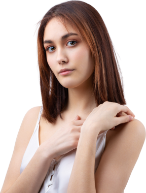 Temiz ciltli, doğal makyajlı ve gri arka planda beyaz dişli güzel bir kadın.