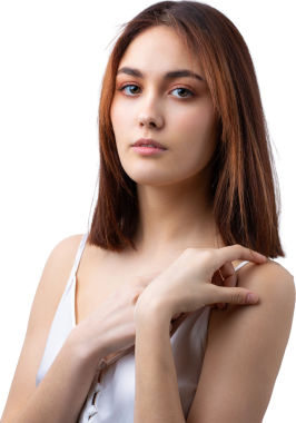 Temiz ciltli, doğal makyajlı ve gri arka planda beyaz dişli güzel bir kadın.