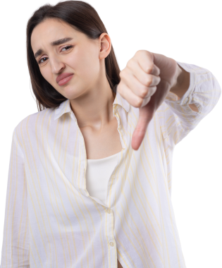 Mavi kolsuz tişörtlü genç bir esmer, olumsuz bir ifadeyle başparmak hareketi yapıyor.